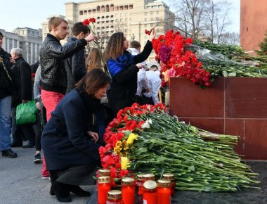 Χιλιάδες κόσμου τίμησαν τα θύματα της επίθεσης του μετρό στην Αγία Πετρούπολη (φωτό)